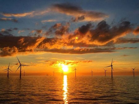 Ветрогенераторы Siemens Gamesa в море у побережья Великобритании.
