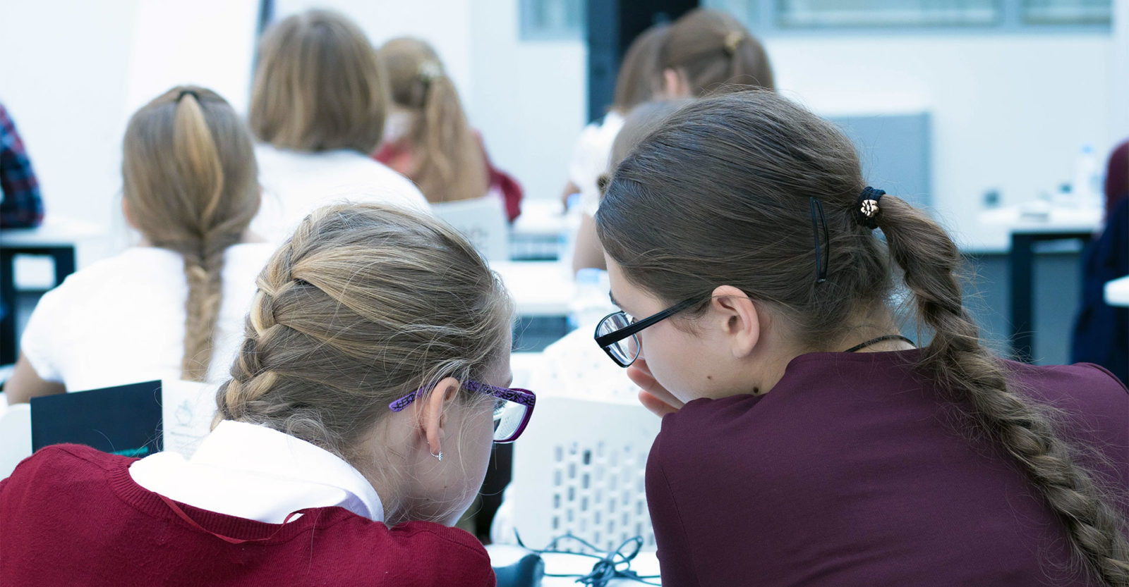 девочки на октрытом уроке во время акции "Девочки в ИТ"
