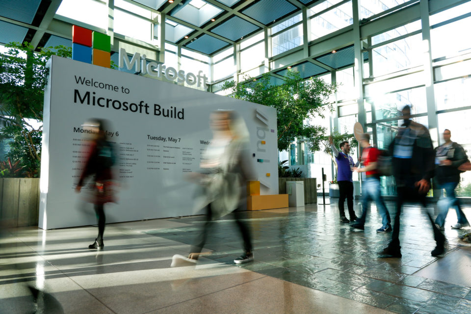 Залитое светом фойе конференц-центра, где проходит Microsoft Build 2019