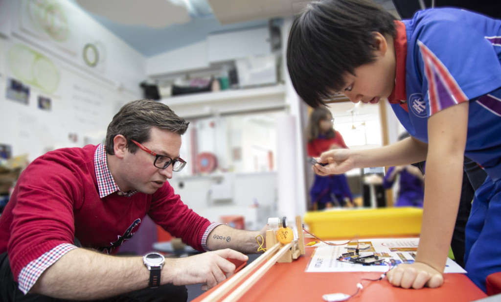 Стю Лоуи (слева) использует технологии, чтобы внедрить в школе Beacon Hill в Гонконге образовательный процесс, ориентированный на творчество студентов и преподавателей. 