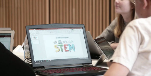 На экране ноутбука слайд презентации с надписью STEAM