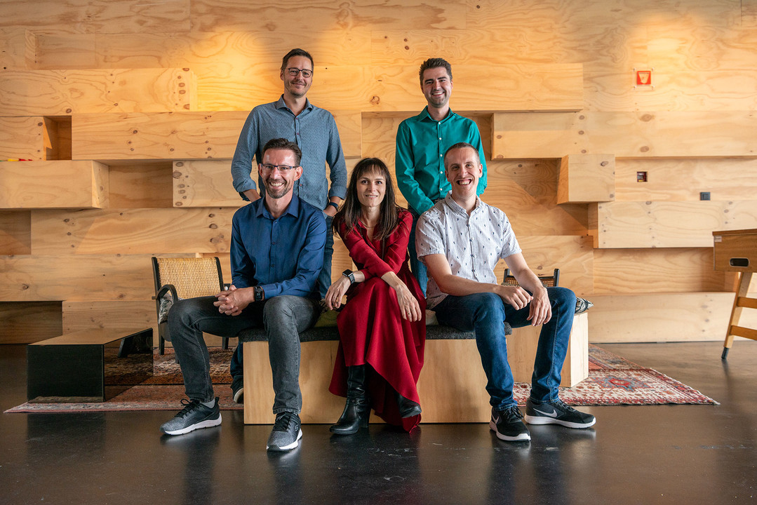 Участники команды Microsoft, работавшие над проектом для Моники Ван ден Аббель. Стоят: Ян Тиленс (слева), Уэсли Бакеланд (справа). Сидят слева направо: Тик Троу, Катрин де Граве и Питер Майнард.