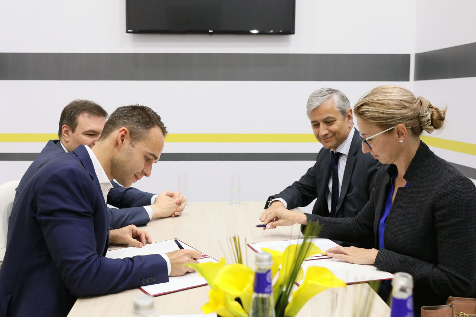 Представители региональной общественной организации «Центр Интернет-технологий» (РОЦИТ) и компании Microsoft подписывают Соглашение о намерениях в рамках Санкт-Петербургского экономического форума.