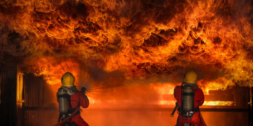 пожарные тушат огонь