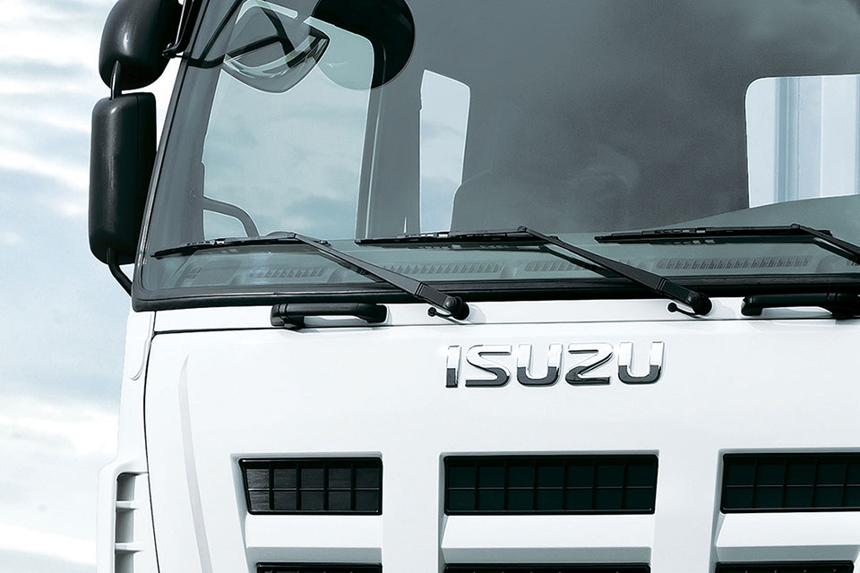Часть передней части кабины грузовика ISUZU с логотипом и решеткой радиатора
