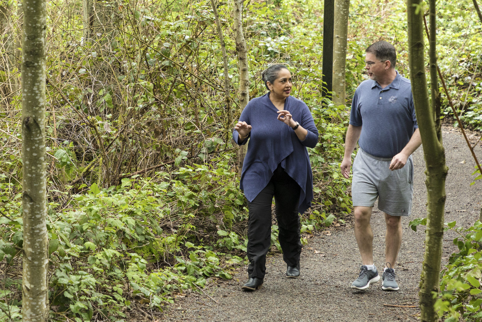 Пракрия и Салливан прогуливаются по лесной тропинке в кампусе Microsoft в Редмонде, Вашингтон.