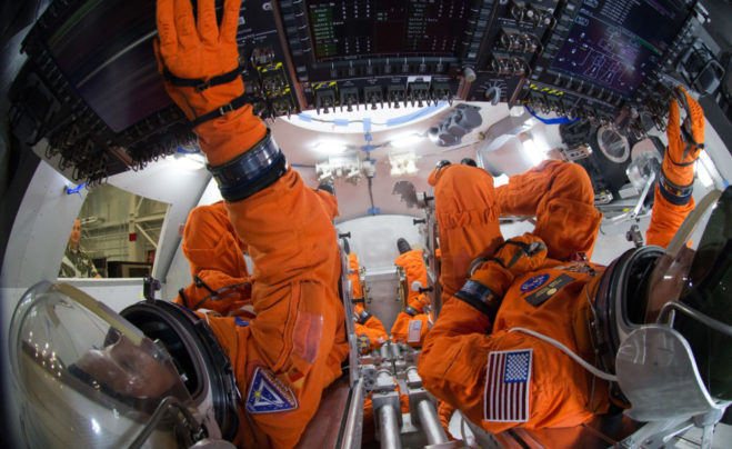 Техники использовали HoloLens 2 для сборки кресел экипажа космического корабля Orion (Фото: NASA)