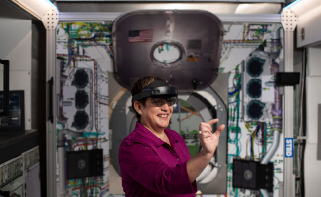 Шелли Петерсон, Lockheed Martin, тестирует HoloLens 2 на сборке NASA Orion (Rachel Woolf Photography)