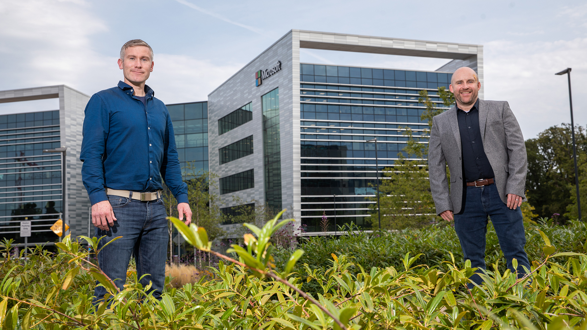 Конор Келли (слева), старший инженер-программист, ведущий специалист по устойчивому развитию Microsoft, и Фергал Ахерн (справа), менеджер по энергетическим решениям для бизнеса и эксперт по возобновляемым источникам энергии компании SSE Airtricity, стоят возле офиса Microsoft в Дублине (Ирландия). Эти две компании объединили свои усилия в рамках проекта, чтобы продемонстрировать целесообразность заключения соглашений о закупке распределенной энергии. Фото Naoise Culhane.