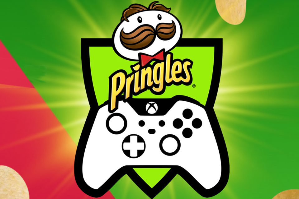 На фоне логотипа Pringles - контроллер с лого Xbox