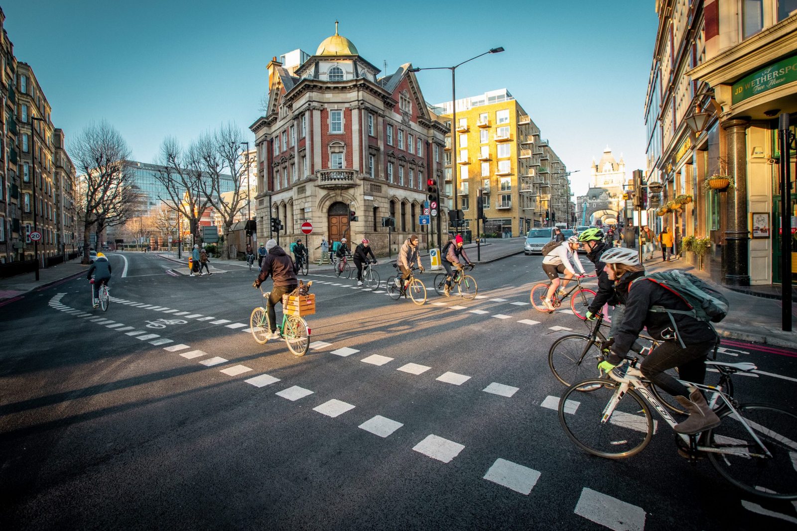 велосипедисты на улицах европейского города