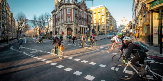 велосипедисты на улицах европейского города
