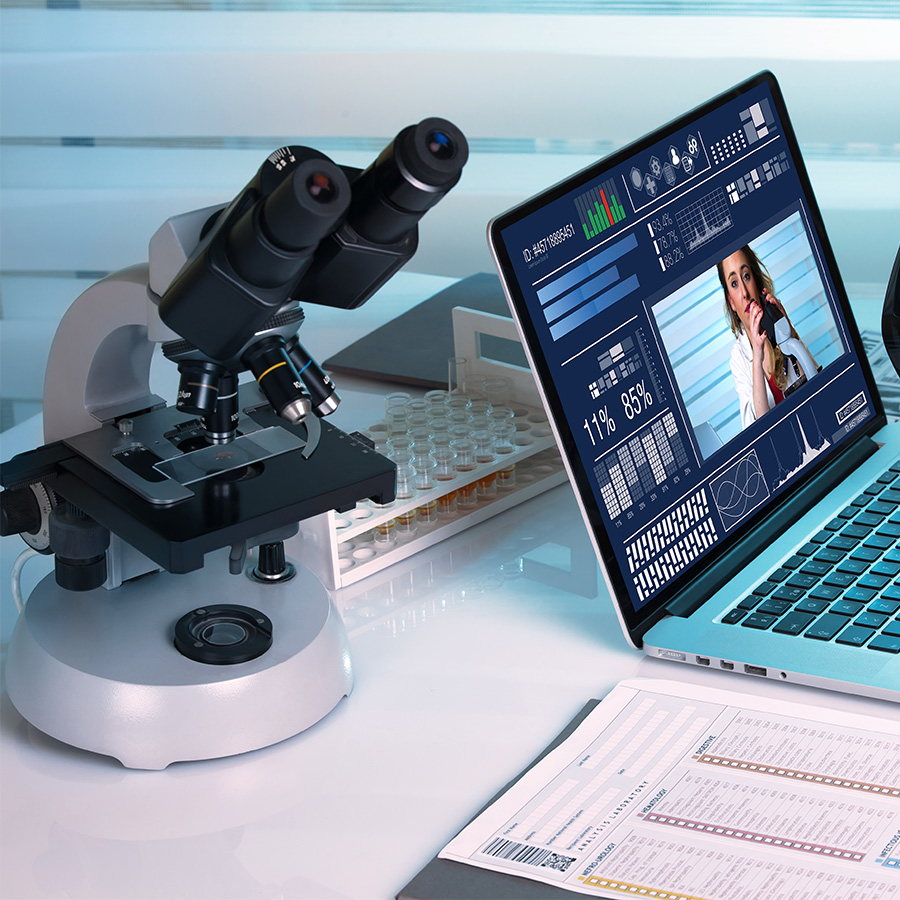микроскоп и компьютер на столе врача