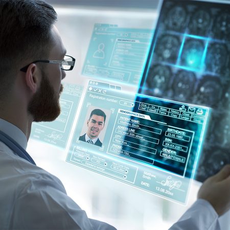 врач смотрит на виртуальный дисплей с данными