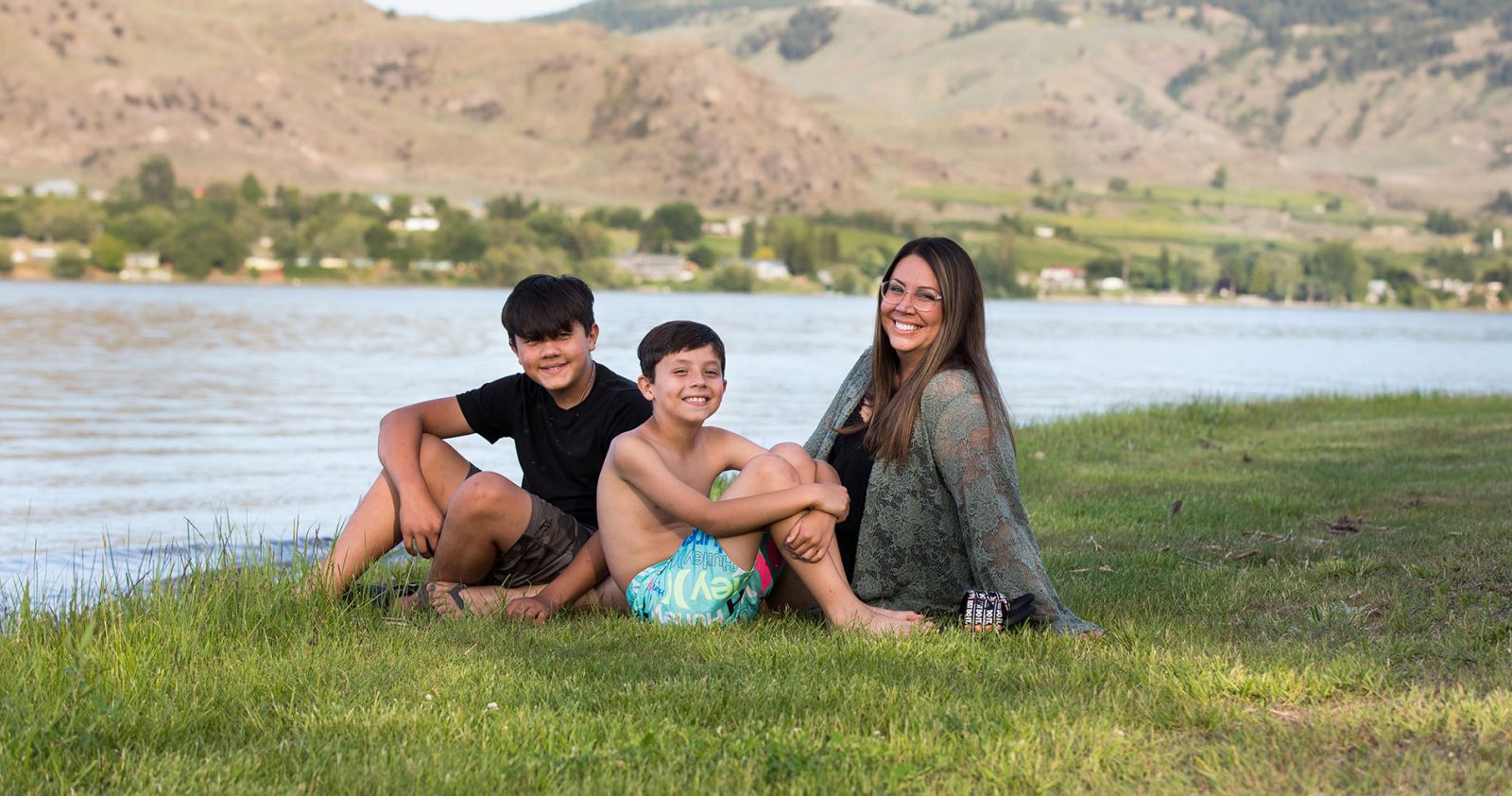 Заглавное фото: Джастин Салазар с сыновьями Трей, 8 лет, и Труэтт, 12 лет, на озере Осойос недалеко от их дома в Оровилле, штат Вашингтон