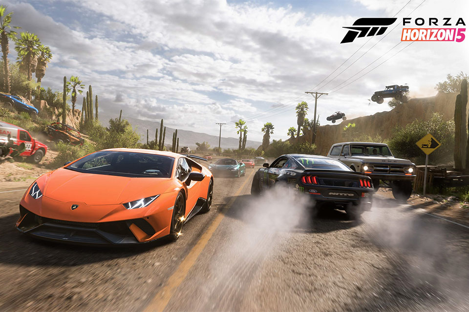 Гоночные машины на трассе. сцена из игры Forza Horizon 5