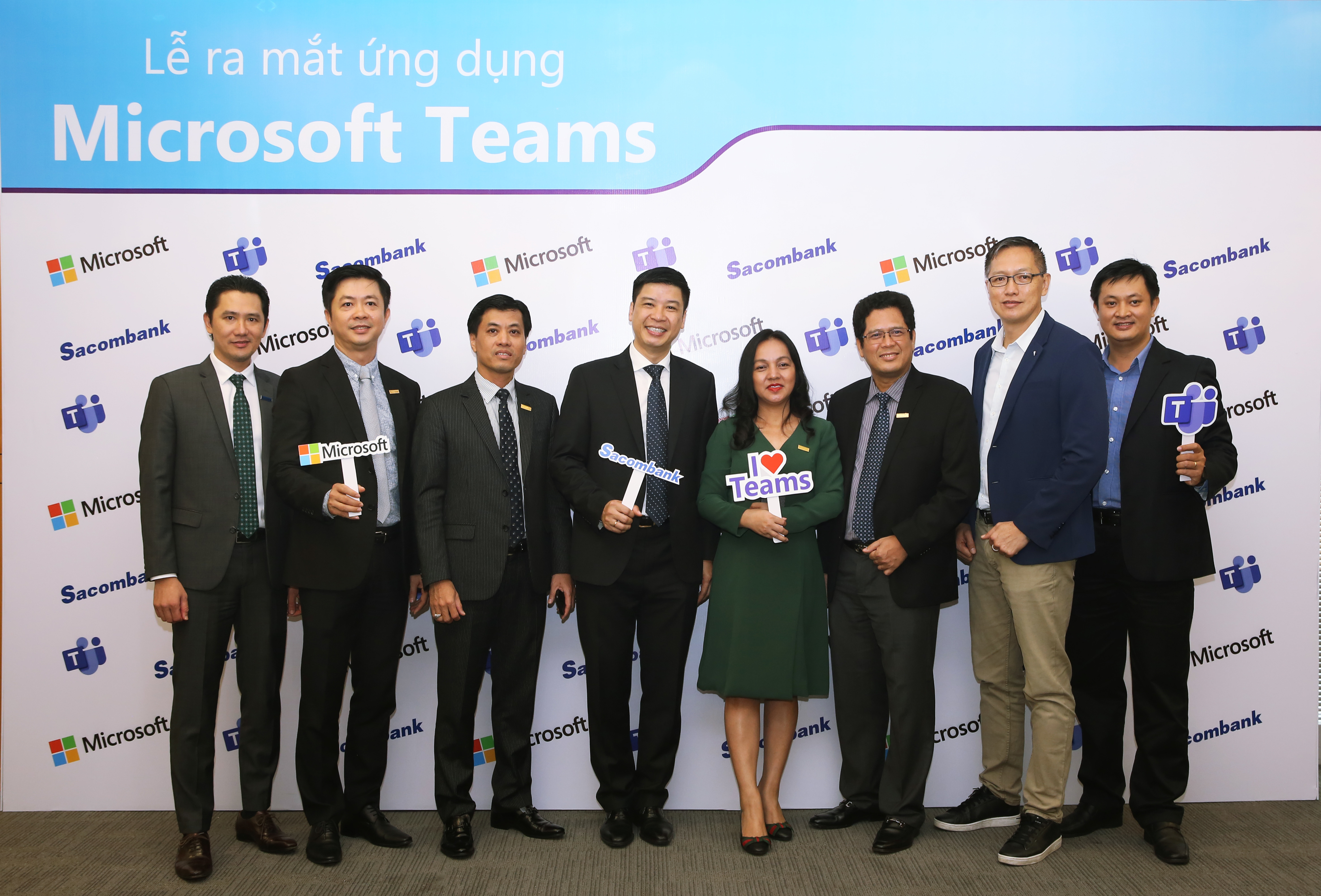 Lãnh đạo Microsoft and Sacombank tại buổi lễ ra mắt Microsoft Teams nội b