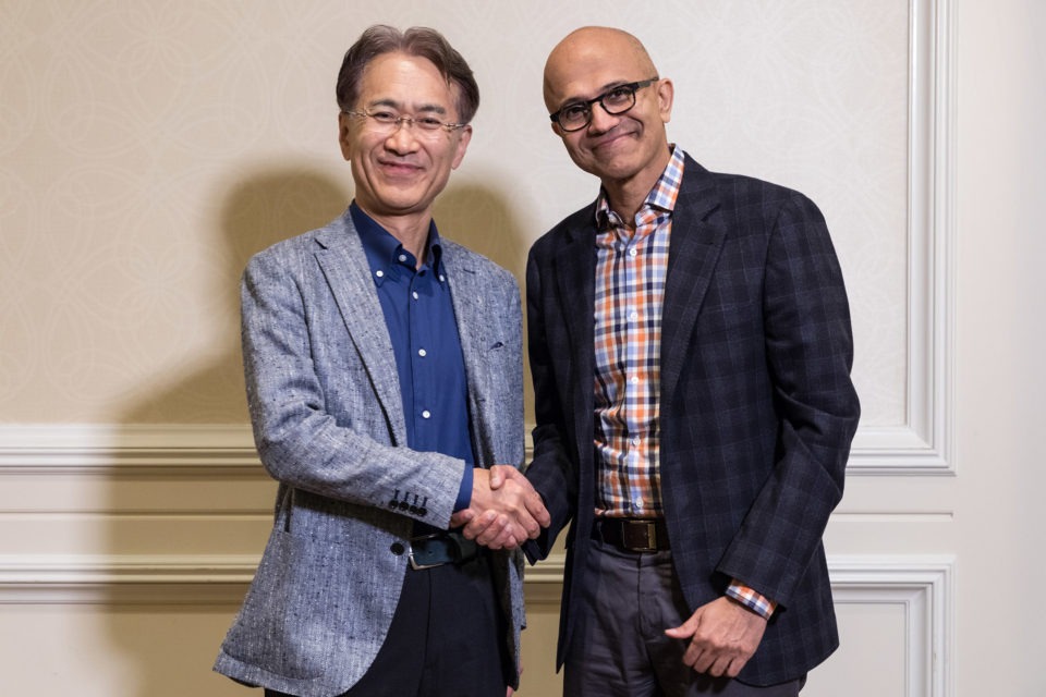 ソニー　社長 兼 CEO　吉田 憲一郎（左）　マイクロソフト CEO サティア ナデラ（右）