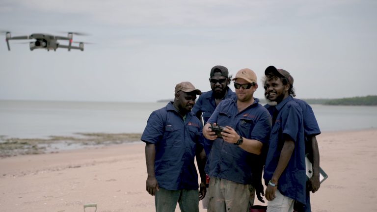 ドローンを使って人里離れた浜辺の画像を収集する警備隊 (写真: Phisch Creative – フィル シャウテッテン (Phil Schouteten))