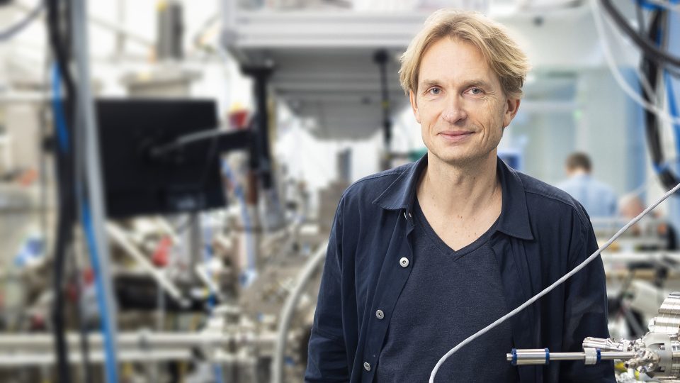 デンマークのマイクロソフト量子材料研究所で科学ディレクターを務めるピーター・クログストラップ (Peter Krogstrup)。ジョン・ブレッチャー (John Brecher) がマイクロソフト用に撮影。