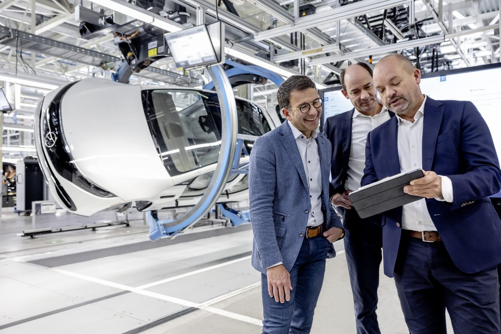 Mercedes-Benz とマイクロソフト: 新しい MO360 Data Platform が自動車製造の効率性、レジリエンス、サステナビリティを向上。写真左より、マイクロソフト エグゼクティブバイスプレジデント兼チーフコマーシャルオフィサーのジャドソン アルソフ、Mercedes-Benz Group AG CIO のヤン ブレヒト (Jan Brecht)、Management of Mercedes-Benz Group AG の取締役会メンバーで生産とサプライチェーン管理の責務を担うヨルグ ブルツァー （Jörg Burzer）