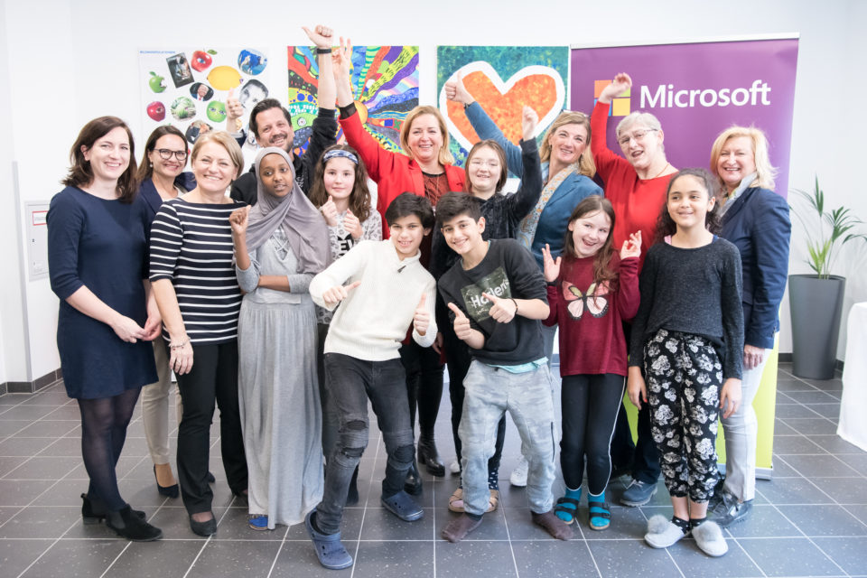 Microsoft & Grayling MitarbeiterInnen mit SchülerInnen und Pädagoginnen der Lerngemeinschaft15
