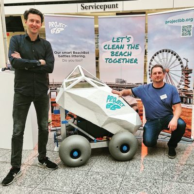 Edwin Bos (links) und Martijn Lukaart mit BeachBot