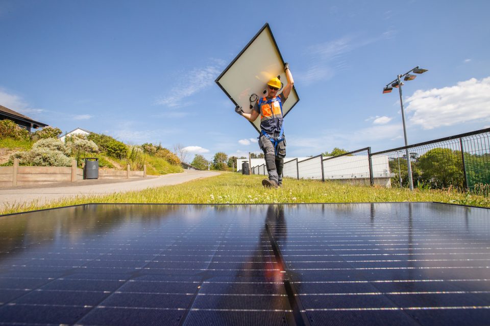 Ryan Doran arbeitet an der Installationen von Solarpaneelen in der Kinsale Community School in Cork, Irland, im Zuge eines Projekts für erneuerbare Energien von Microsoft und SSE Airtricity. Bild: Naoise Culhane Fotografie