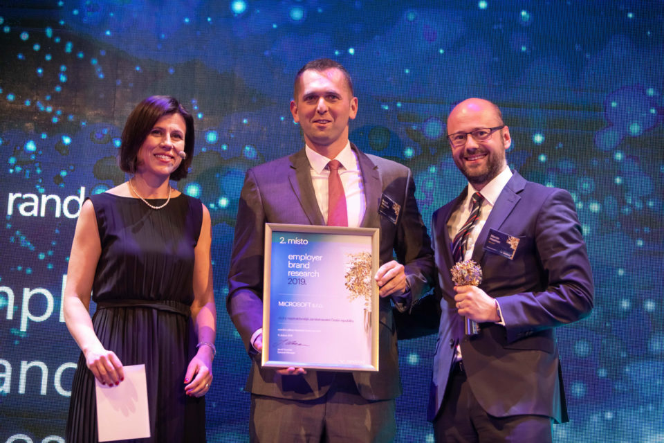 Rudolf Urbánek, generální ředitel Microsoft Česká republika a Slovensko, a Martin Hasinec z HR oddělení Microsoftu přebírají ocenění Randstad Award pro druhého nejatraktivnějšího zaměstnavatele v ČR.