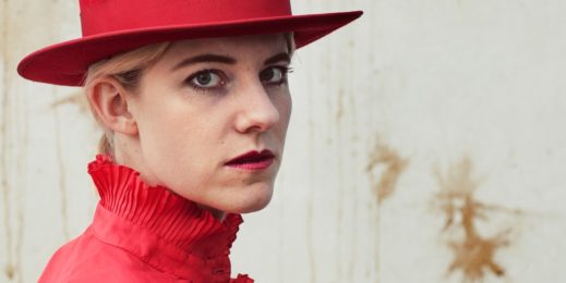 Digital kunstner Cecilie Falnkenstrøm iført rød hat og skjorte