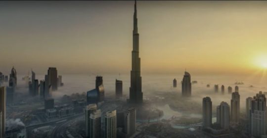 الفاصل الزمني لبرج خليفة المغطى في بحر من الضباب عند الفجر - مقاطع فيديو دبي ومقاطع الفيديو