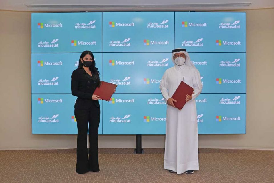 السيد/ أحمد عبد الرحمن المفتاح، الرئيس التنفيذي للشؤون الإدارية لشركة مواصلات (كروه) مع السيدة لانا خلف المدير العام لمايكروسوفت قطر بعد توقيع الاتفاقية صورة تجمع