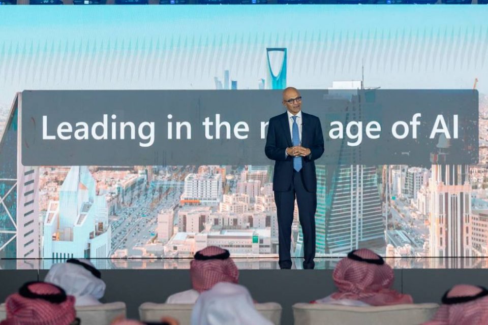الرئيس التنفيذي ورئيس مجلس إدارة شركة مايكروسوفت، ساتيا ناديلا يتحدث لأبرز قادة الأعمال ونخبة مرموقة من المسؤولين الحكوميين ومجموعة رائدة من المطورين التقنيين في المملكة العربية السعودية خلال "الذكاء الاصطناعي: حقبة جديدة"