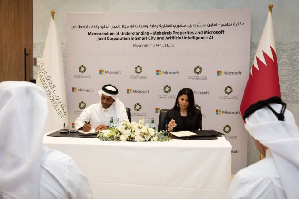 قال المهندس علي الكواري، الرئيس التنفيذي لشركة مشيرب العقارية ولانا خلف مدير عام مايكروسوفت قطر يوقعان على الاتفاقية.
