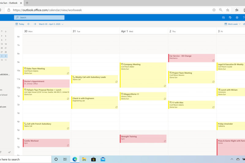 Animated gif of an Outlook calendar with work and personal appointments