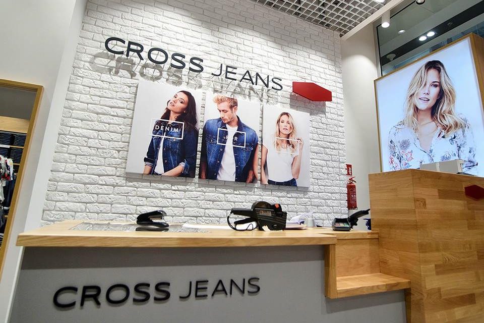 Cross Jeans shop cashier