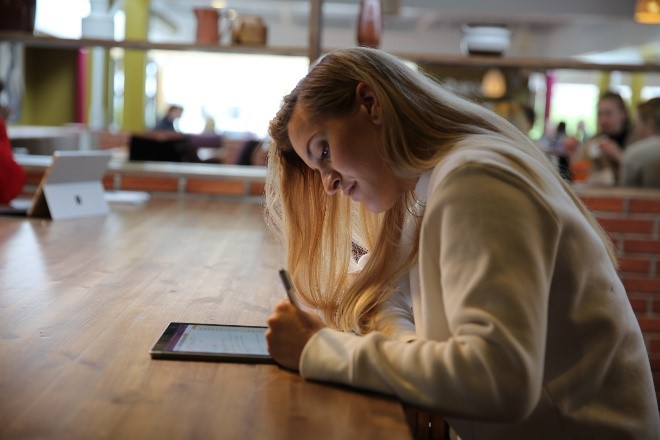 girl drawaing in a tablet