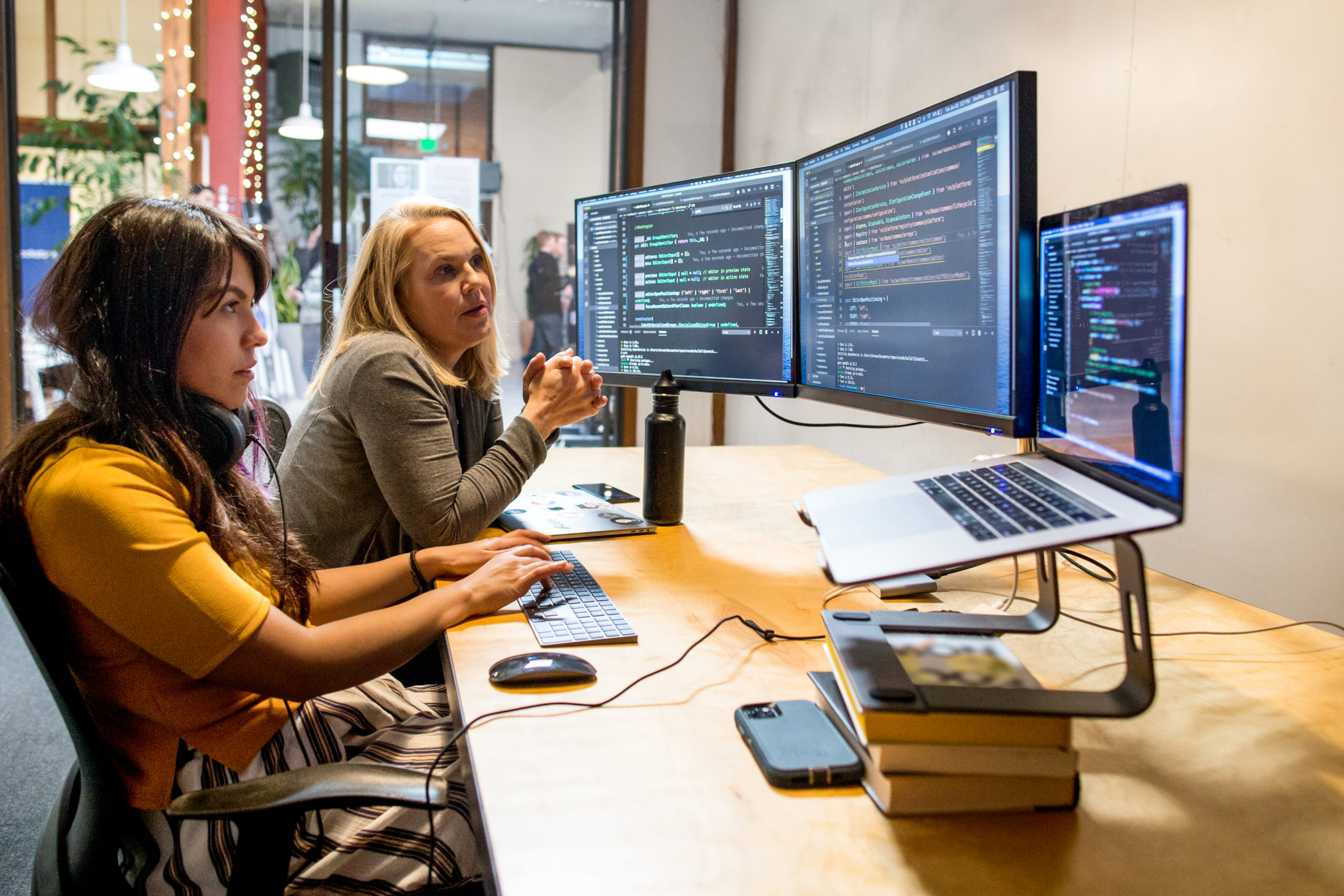 Kobiety pracujące przy komputerach
