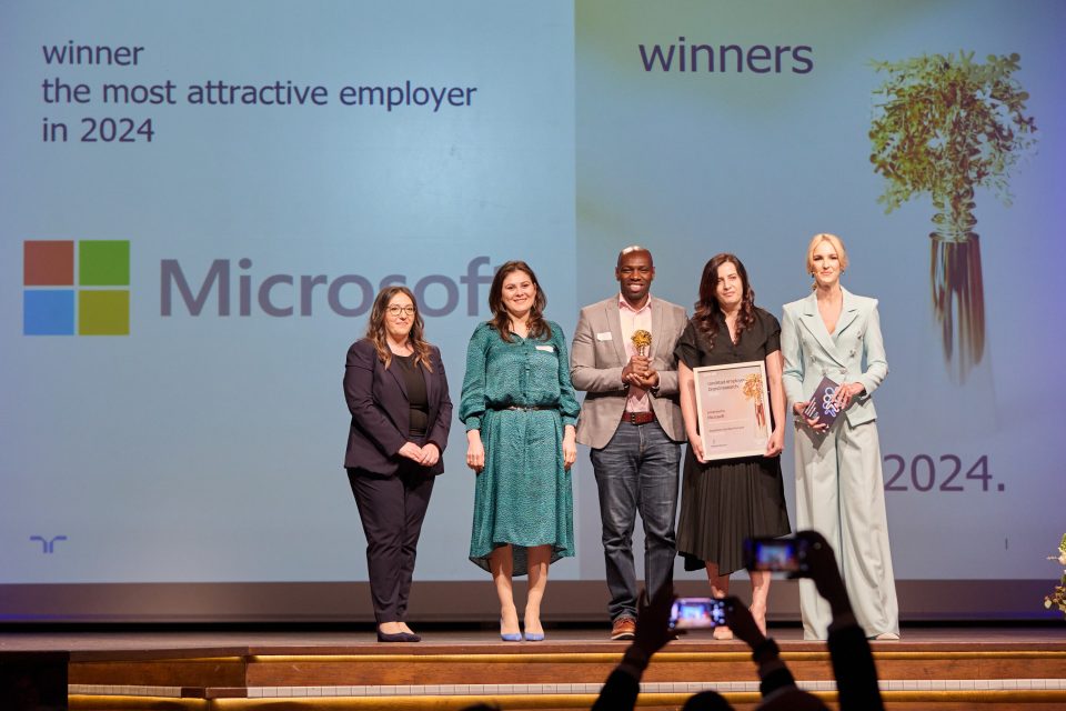 people on the stage with the award of best employer 2024
