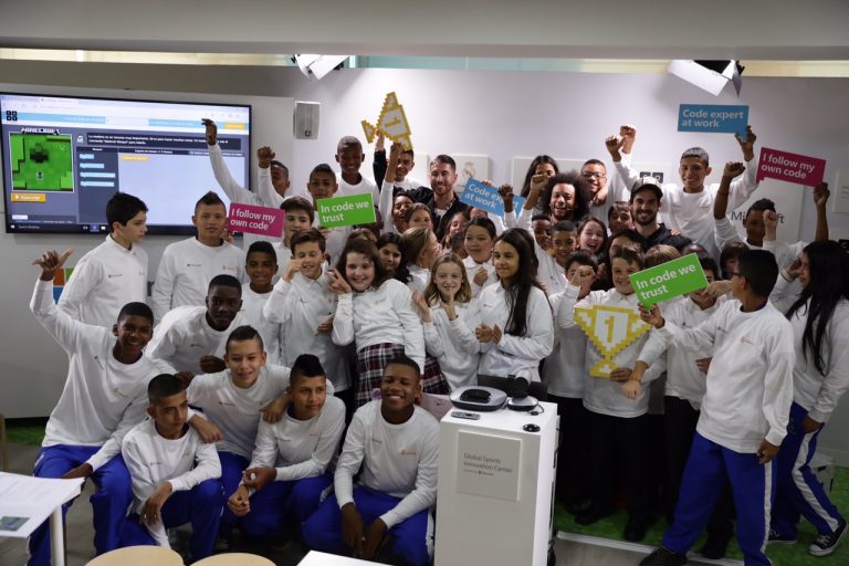 Niños de España Portugal y Colombia participaron en la Hora del Código