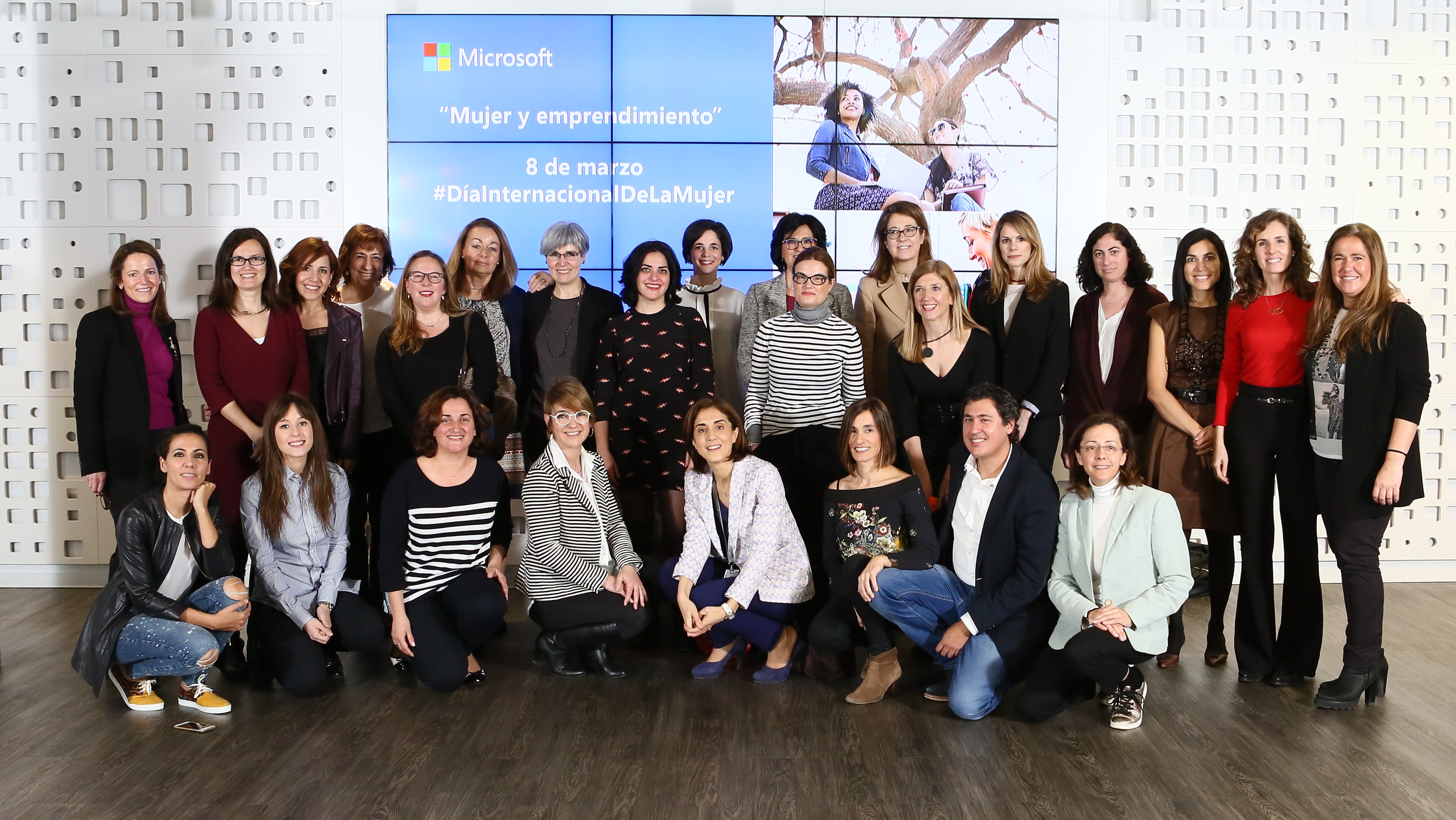 Mujeres que se reunieron para hablar en emprendimiento con Microsoft
