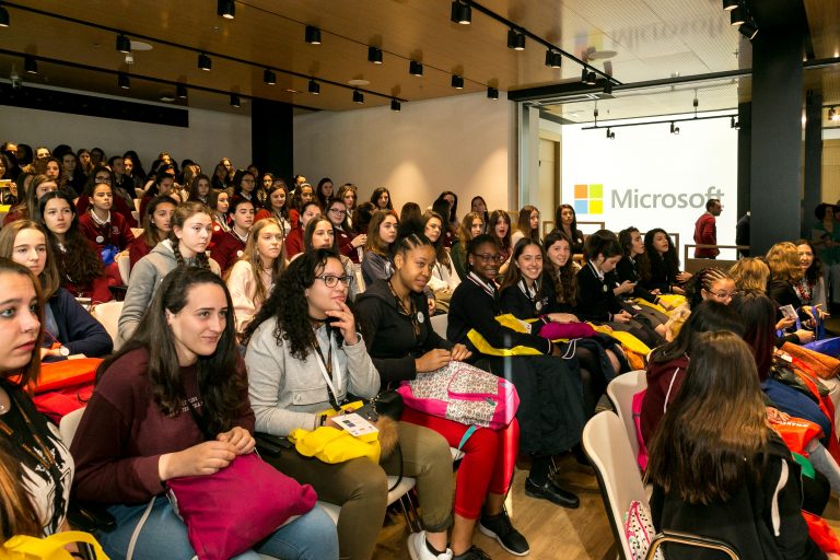 Microsoft ayuda a las niñas a estudiar STEM