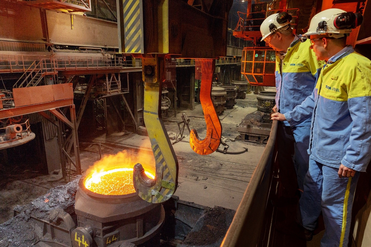 Expertos observando el proceso de producción del acero en instalaciones de Tata Steel