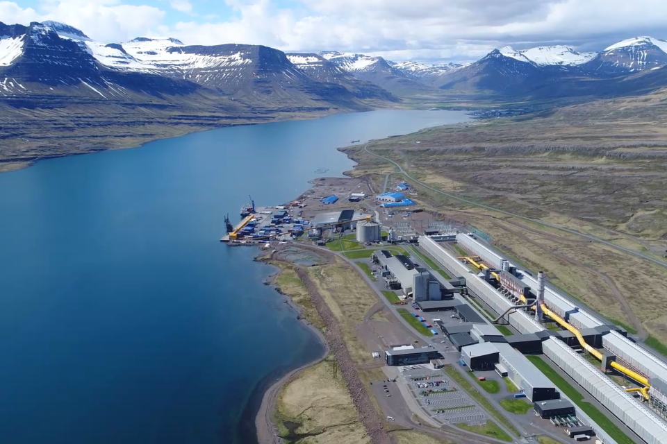 Vista de la planta de Alcoa cerca del fiordo Reyðarfjörður