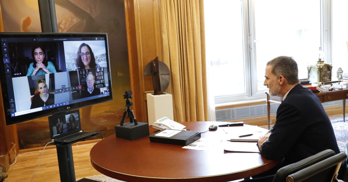 Su Majestad el Rey durante la videoconferencia con el presidente de Microsoft