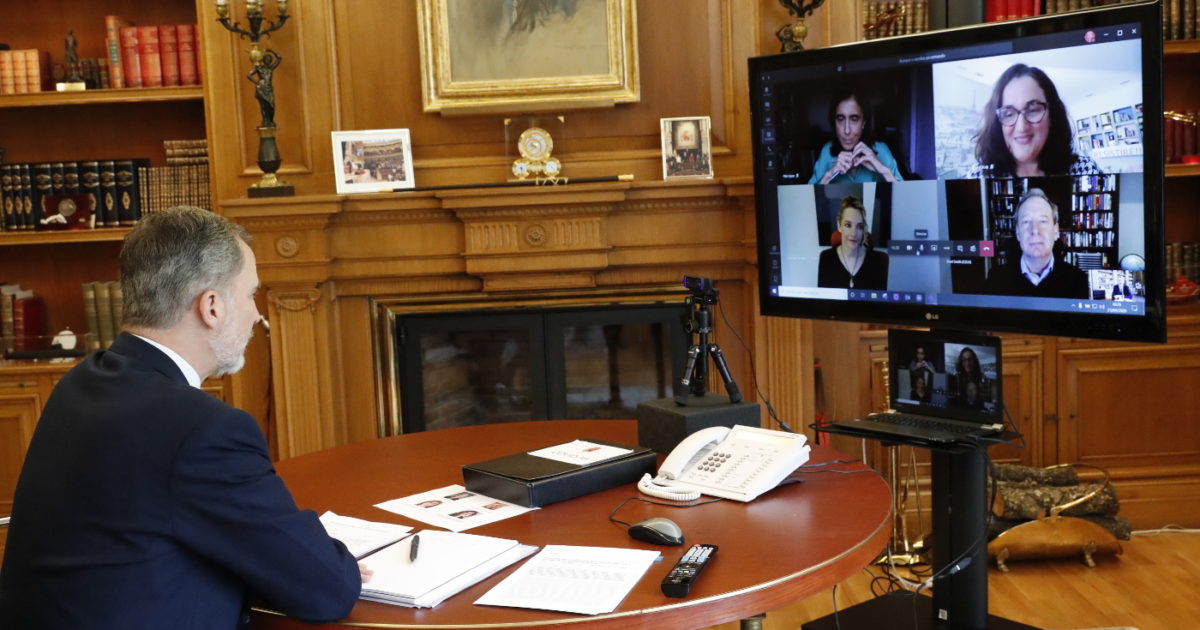 Su Majestad el Rey durante la videoconferencia con el presidente de Microsoft
