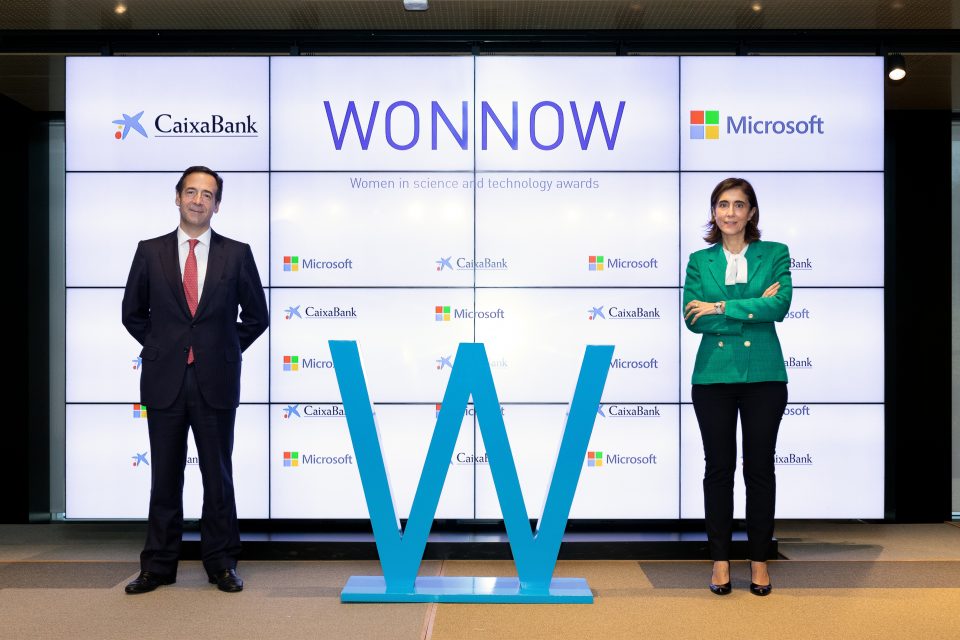 Pilar López y Gonzalo Gortázar, presidenta de Microsoft y Consejero Delegado de Caixabank