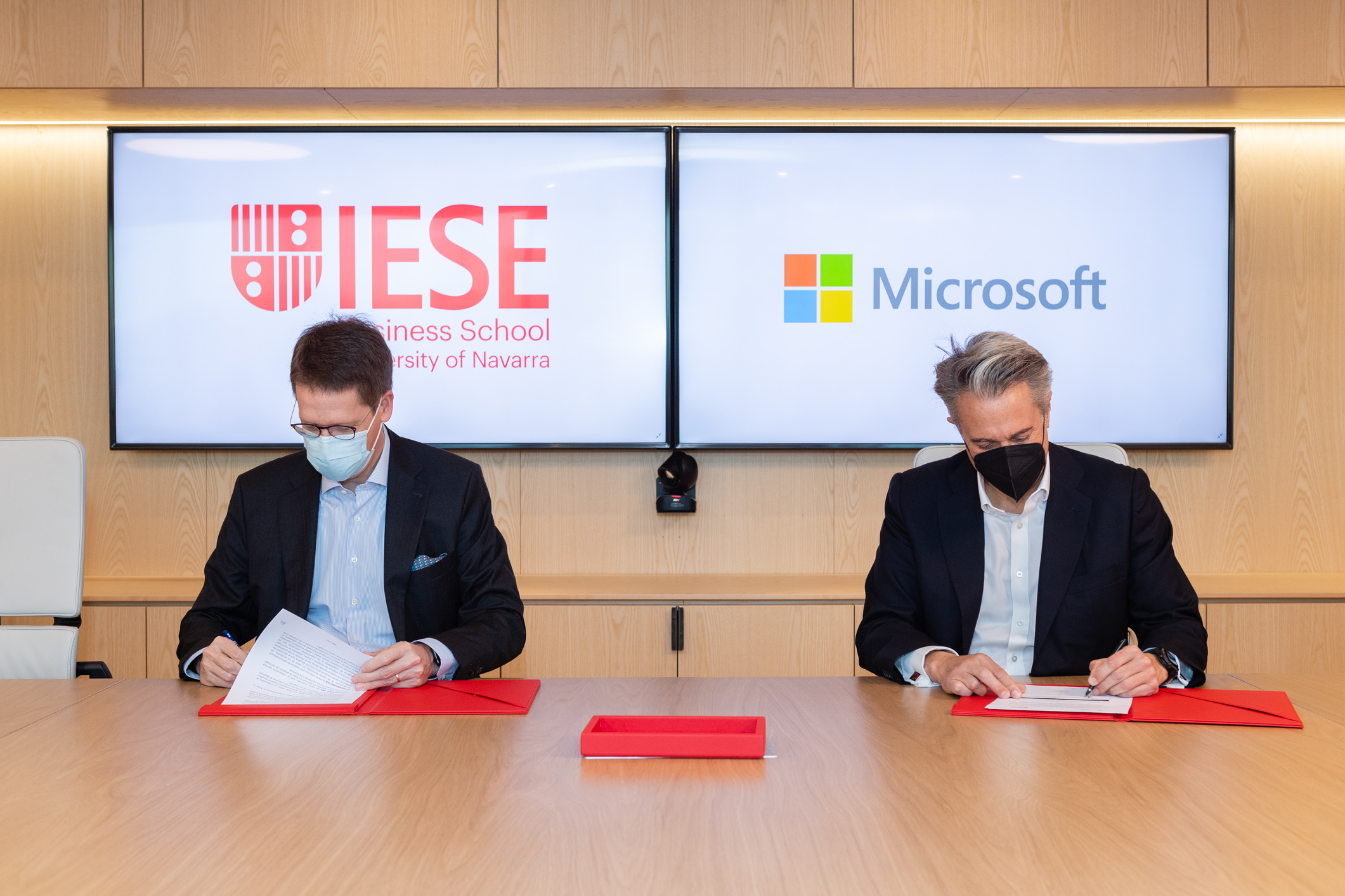 Franz Heukamp, director general de IESE Business School, y Alberto Granados, el presidente de Microsoft en España.