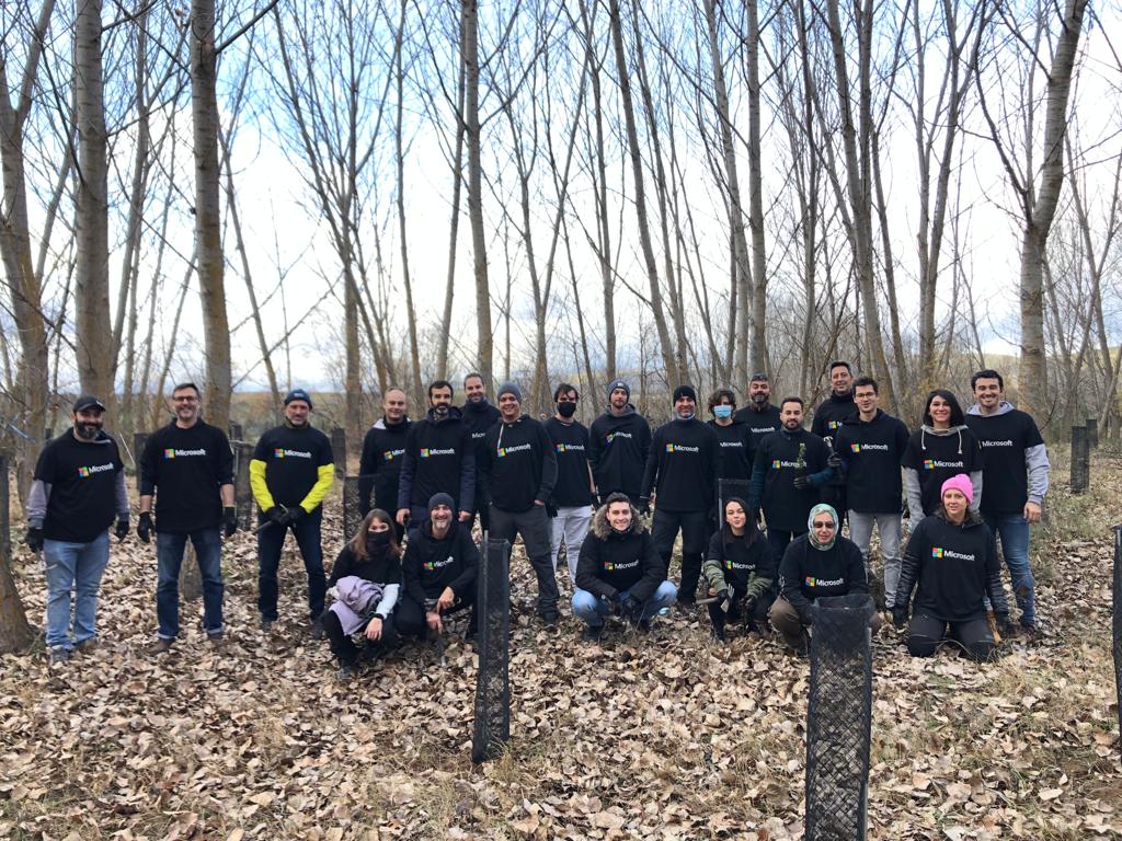 Voluntarios de Microsoft en acción de reforestación junto a Fundacón Repsol