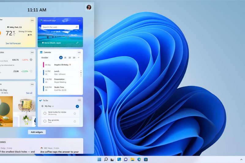 Screenshot of Windows 11 start screen with widgets window open